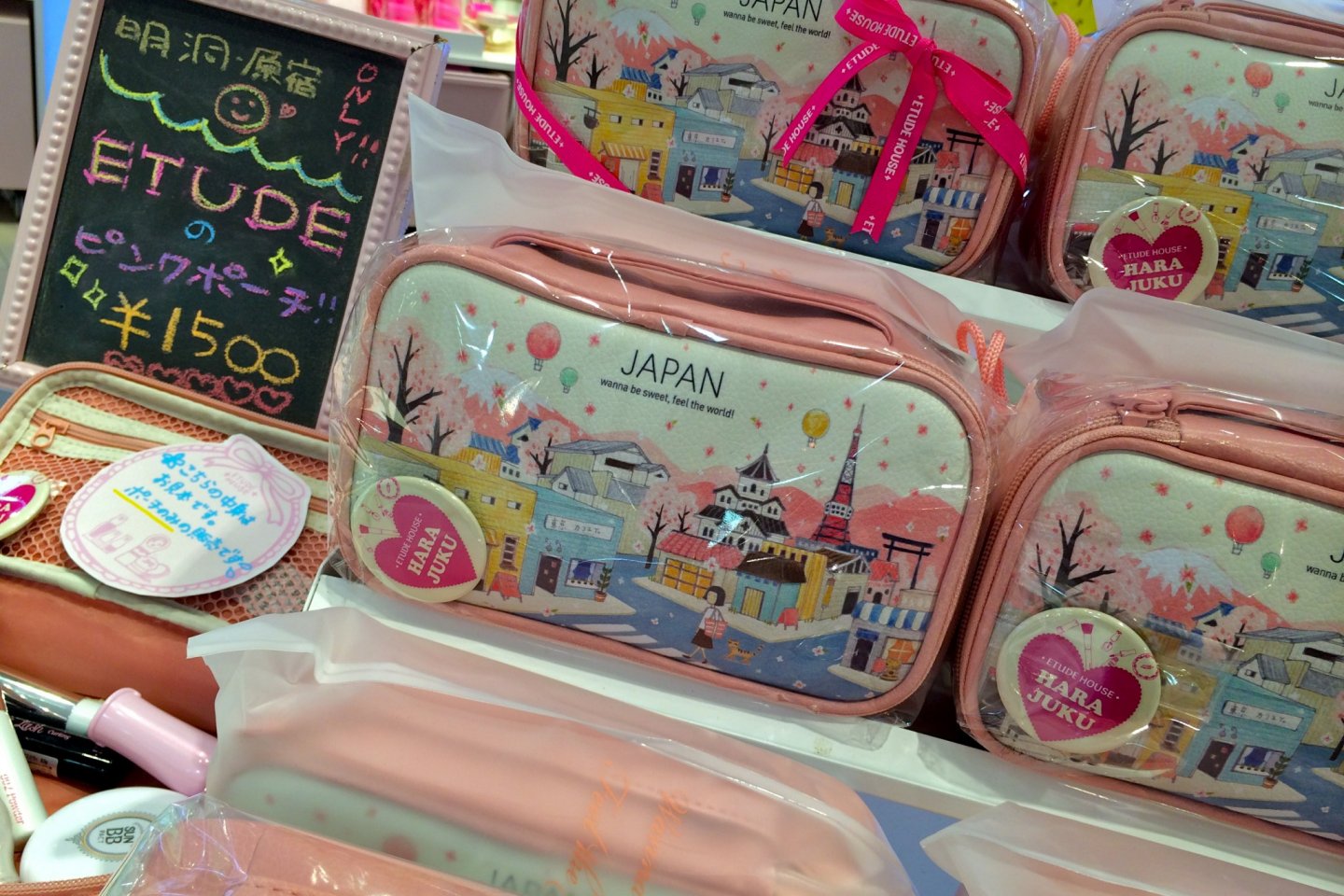 Etude House Harajuku, a popular Korean cosmetic line, is currently offering these adorable souvenir cosmetic bags for 1,500yen