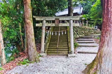 <p>The approach to the small but picturesque temple of Kuroyama Kumano (黒山熊野), affiliated to the world famous Kumano Kudo Shrine in Shingu, Wakayama Prefecture</p>