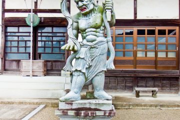 <p>A rather scary looking Buddhist deity guarding the entrance to Entsuji Temple (円通寺)</p>