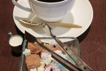 <p>The lunatic blend coffee comes with pretty star-shaped sugar cubes</p>