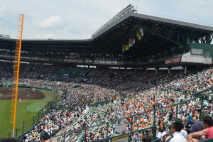 บรรยากาสภายในสนามเบสบอลHanshin Koshien Stadium ที่เต็มไปด้วยผู้คนนับหมื่นที่มารอชมเบสบอลนัดสำคัญ