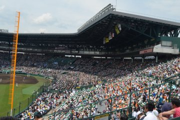 <p>บรรยากาสภายในสนามเบสบอลHanshin Koshien Stadium ที่เต็มไปด้วยผู้คนนับหมื่นที่มารอชมเบสบอลนัดสำคัญ</p>