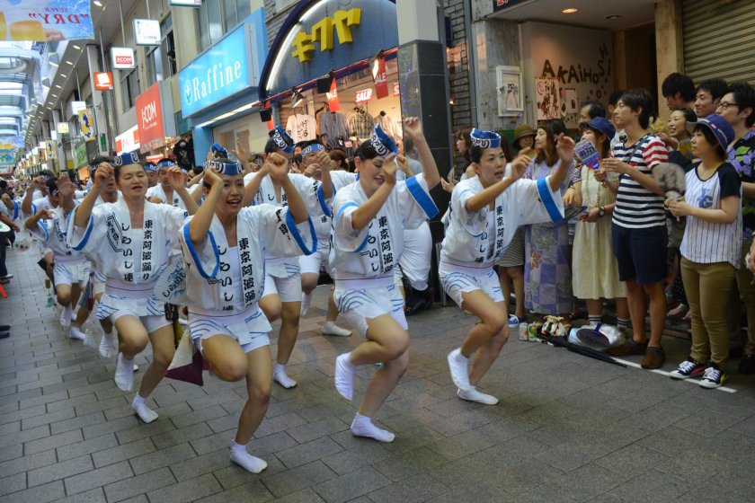 เทศกาลเต้นรำอะวะโอโดริ หนึ่งสีสันประจำฤดูร้อนของประเทศญี่ปุ่น ที่เหล่าบรรดานักเต้นนับหมื่นจะมาออกลวดลายการเต้นพื้นเมืองไปพร้อมๆกัน