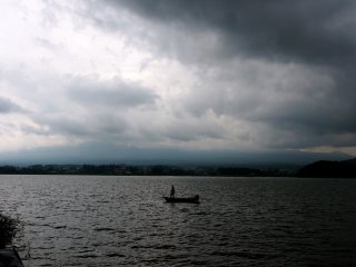 Một người đánh cá trên hồ Kawaguchi
