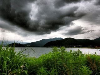 Những đám mây trôi trên những ngọn núi bao quanh hồ
