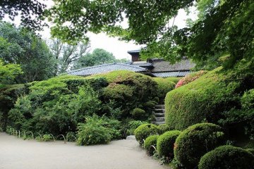 시센도의 정원은 카라요테이엔으로 불린다. 남면의 경사로 펼쳐진 이 정원은 죠잔의 취향이 었다