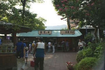 <p>Seiryu&nbsp;Garden provides local foods and snacks next to the Tama River.</p>