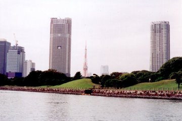 <p>A view of Tokyo Tower from the Sumida River.</p>