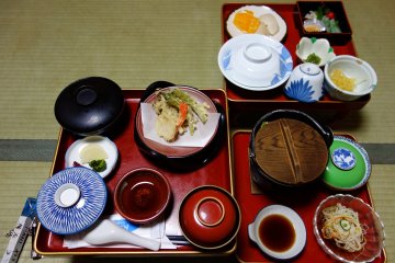 <p>อาหารเย็น&nbsp;shoji -ryori สามถาด!</p>