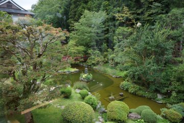<p>วิวสวนญี่ปุ่นจากห้องนอนที่วัด Sekisho-in</p>