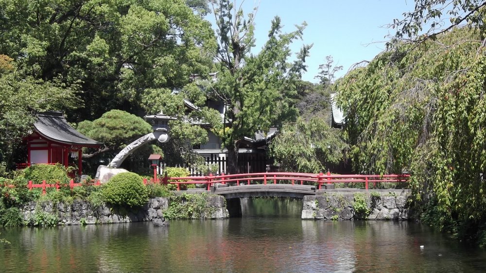 Cây cầu băng qua hồ nước dẫn đền ngôi đền phụ