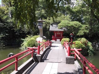 That bridge, lantern and side shrine again
