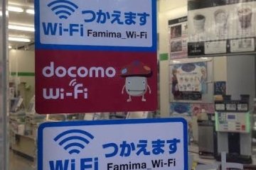 <p>ป้ายสติกเกอร์ที่ระบุว่ามีสัญญาณไวฟายของ DOCOMO อันนี้ติดอยู่ที่ Family Mart โตเกียว</p>