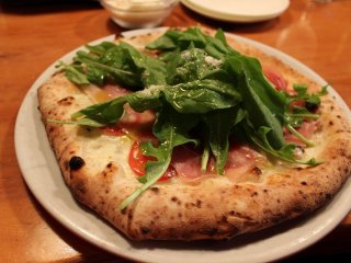 버드랜드에서 가장 인기있는 메뉴인 피자 "커프리제". 토핑의 루코라는 근처 농가가 직접 재배한 것.  신선도와 품질의 높이에 누구나 납득한다
