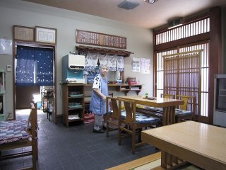 長浜名物とまで呼ばれる親子丼が美味しい店「鳥喜多支店」。おばあちゃんは店の顔である