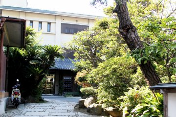 <p>Awesome traditional house surrounded by new buildings;&nbsp;Enoshima is a wonderful mix of old and new.&nbsp;</p>