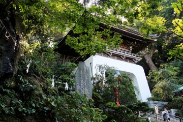 <p>This temple is at the top of the mountain; you have to walk up the street and a few flights of stairs after that, but it&#39;s worth it.&nbsp;</p>