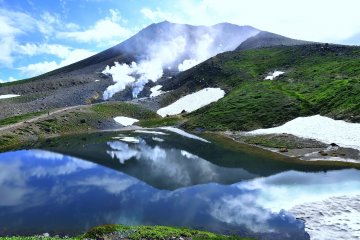 <p>The pond reflecting the top of Mt. Asahi...the main attraction of the whole place!</p>