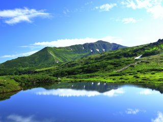 Au Kagami-ike (miroir étang), qui est aussi appelé «étang conjugal», le ciel et la surface de l'eau ont la même couleur : bleu!
