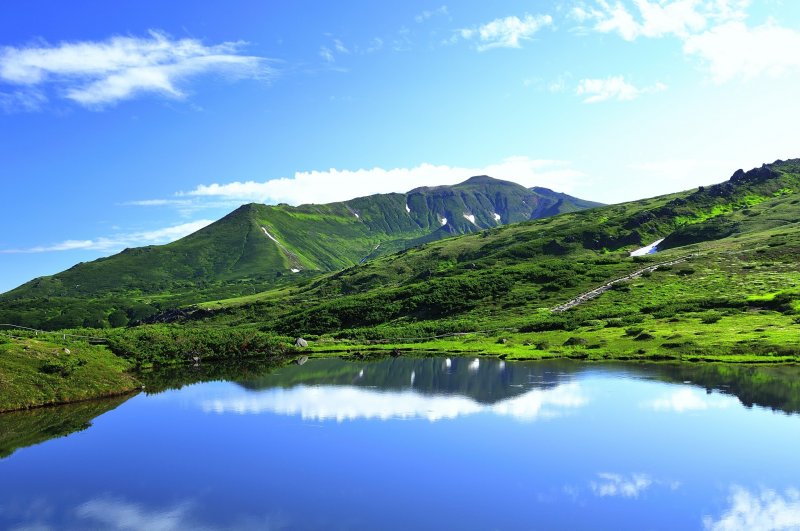 <p>카가미-이케(거울 연못). 하늘과 수면이 같은 푸른색이라 &#39;부부의 연못&#39;이라고도 불린다.</p>