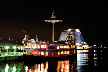 <p>Colorful pleasure ship at Kobe Meriken Park attracts plenty of attention from visitors</p>