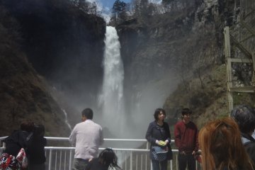 But if you would like to feel the splash of the falls in your face and feel the power of the falls, take the 1-minute elevator ride down to the observation deck 100 meters below the falls. . There stand the falls right in front of you, thundering away wit