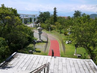 Path from the torii at the entrance