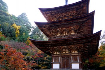 <p>Graceful three-tier pagoda</p>