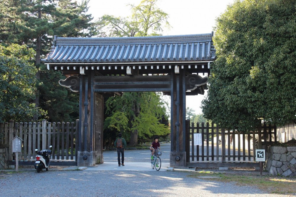 京都御苑の南沿いを走る丸太町通に面して立つ門「堺町御門」（さかいまちごもん）
