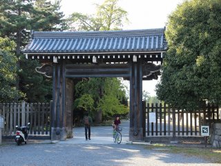 京都御苑の南沿いを走る丸太町通に面して立つ門「堺町御門」（さかいまちごもん）