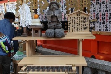 다이쿠로사마. 원래는 힌두 신 마하카라지만, 중국을 거쳐 일본에 전해져 호칭과 모습을 바꾸었다. 음식, 재복의 신이다. 여기에는 "하라에도 대신"이라고 한다