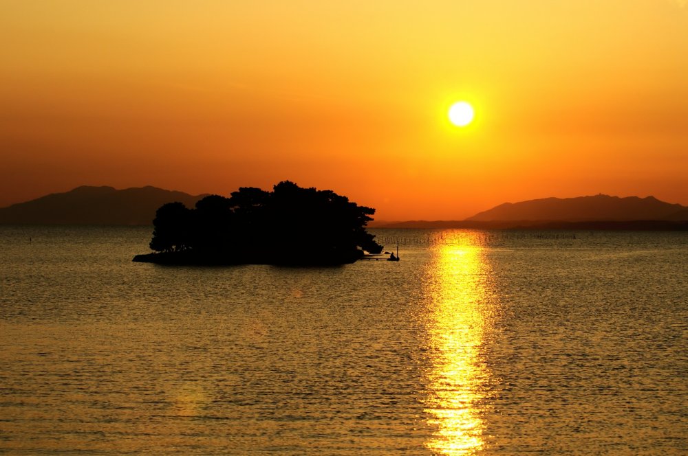 嫁ヶ島の背景に沈む夕陽　茜色や金色に輝く宍道湖の夕陽は定評がある