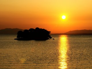 Đảo Yomegashima lúc hoàng hôn ... hoàng hôn màu đỏ hoặc vàng ở Hồ Shinji rất nổi tiếng