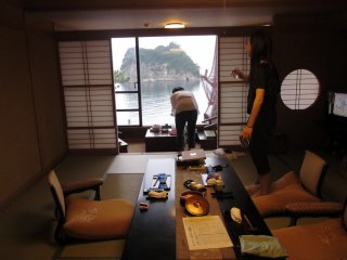 세이류 호텔의 방들과 서비스들은 전통적인 일본 방식으로 구성되어 있다; 도착하면 일본 전통 차와 간식이 다다미 방에 준비되어 있다.