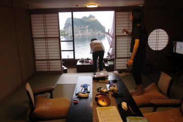 <p>세이류 호텔의 방들과 서비스들은 전통적인 일본 방식으로 구성되어 있다; 도착하면 일본 전통 차와 간식이 다다미 방에 준비되어 있다.</p>