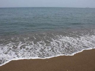 三里浜は三国の九頭竜川河口から吐き出された砂が数万年という長い時間をかけて海流に乗りながら堆積した