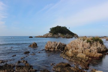 같은 타카스 해안에서도 와카메마치에서는 이소하마로 변화한다. 사진의 섬은 전설의 "가메지마"