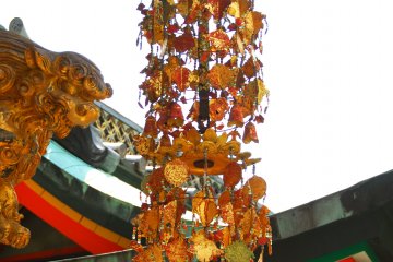 <p>A golden decoration hanging from the ceiling of Koyomon Gate. The glitter makes the gate look more gorgeous</p>