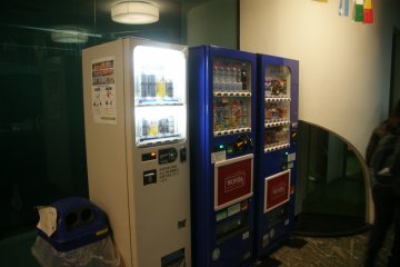 <p>เครื่องจำหน่ายสินค้าอัตโนมัติ (Vending machines) ที่มีให้บริการในที่พัก</p>