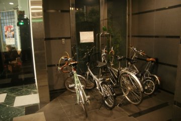 <p>บริการให้เช่าจักรยาน 500 เยนต่อวัน จากที่พักสามารถขี่จักรยานไปย่านชินจูกุใน 5 นาที พระราชวังอิมพีเรียลในเวลา 15 นาที ย่านฮาราจูกุ ชิบูย่า Akihabara, Roppongi ใน 30 นาที</p>