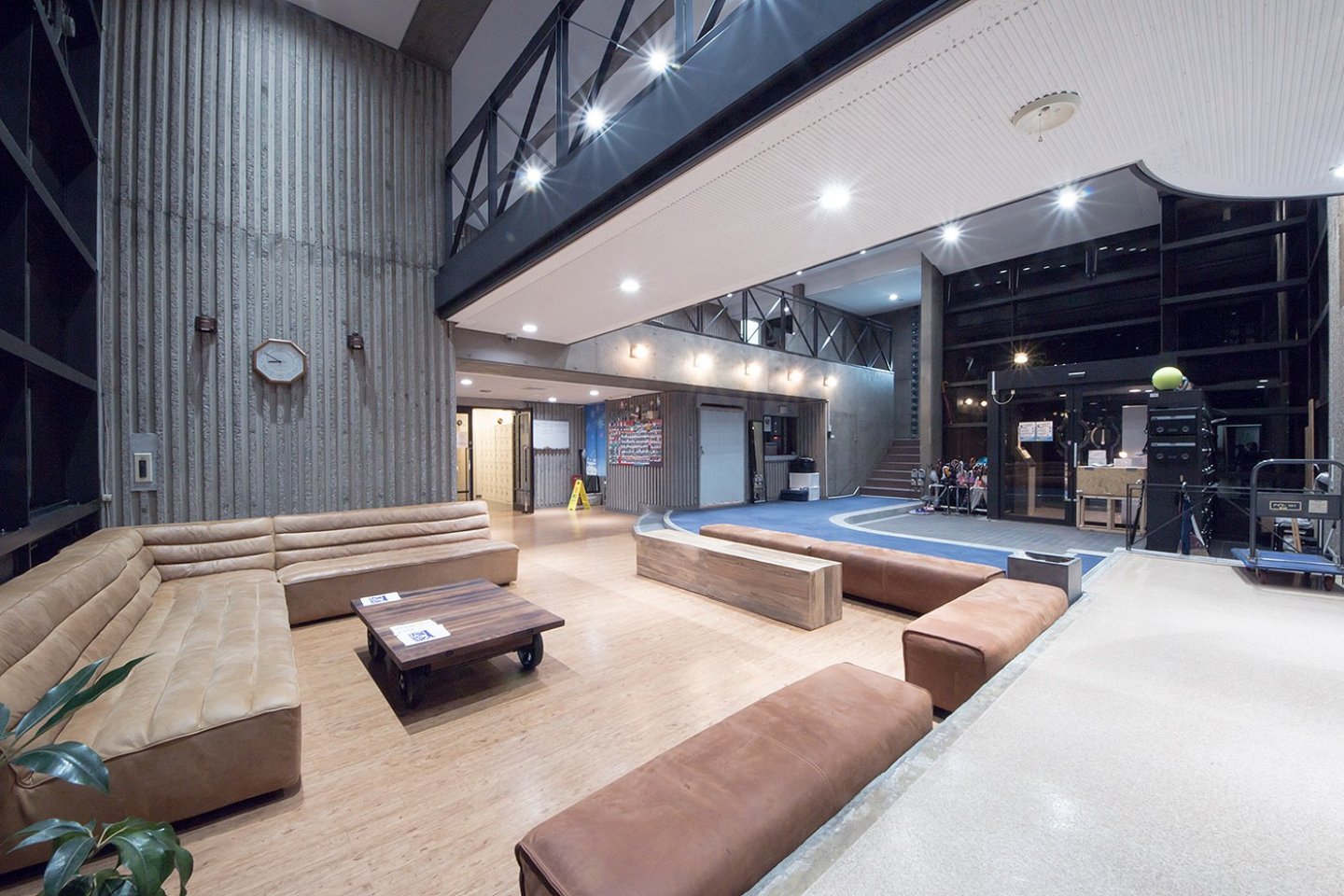 Oakhouse Higashikoganei entrance lounge