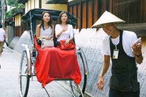 Dua orang turis lokal yang akan menikmati Kyoto dengan &#39;becak&#39; khas Jepang