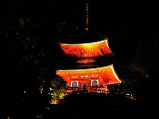 La teinte vermillon de la pagode &agrave; deux &eacute;tages est plus magnifique encore lorsqu&#39;elle s&#39;illumine &agrave; la nuit tomb&eacute;e