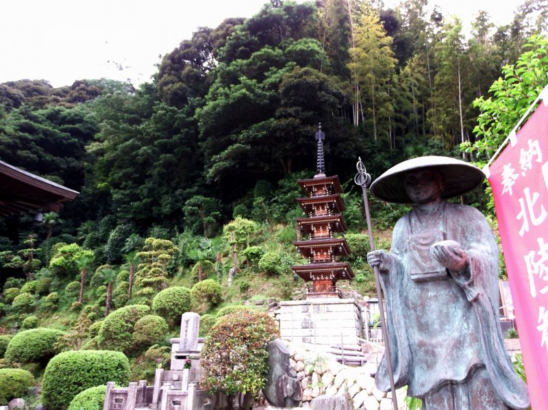 <p>The statue of Kobo-Daishi (Kukai) and the five-storied pagoda at the foot of the hill</p>