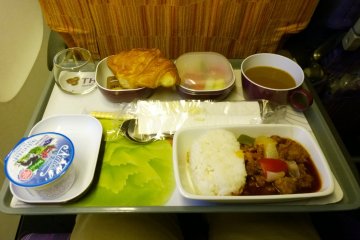 <p>อาหารมื้อหลักเสิร์ฟแบบเต็มอิ่มกับเมนูอร่อยจากครัวการบินไทย</p>