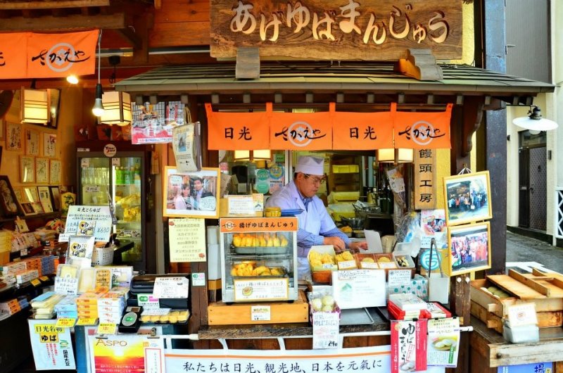 <p>หน้าร้านซาลาเปาทอดในตำนาน ตั้งอยู่ข้างๆสถานีรถไฟ Tobu Nikko สังเกตหน้าร้านจะมีป้ายสีส้มๆครับ</p>
