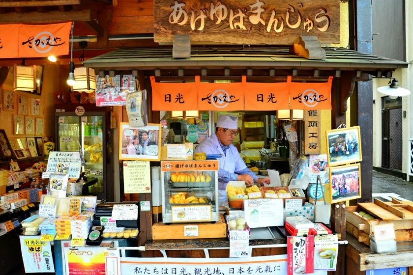 หน้าร้านซาลาเปาทอดในตำนาน ตั้งอยู่ข้างๆสถานีรถไฟ Tobu Nikko สังเกตหน้าร้านจะมีป้ายสีส้มๆครับ