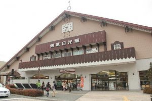 เริ่มต้นที่สถานีรถไฟ Tobu nikko ซึ่งถ้าท่านหันหน้าเข้าสถานี ให้เหลือบมองหันไปทางซ้ายครับ