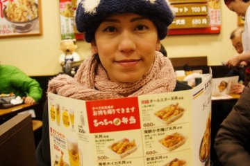 <p>ขอถ่ายรูปนำเสนอ เมนูอาหารเวอร์ชั่นญี่ปุ่น เหมือนจะบอกว่า &ldquo;ภาษาญี่ปุ่น อ่านไม่รู้เรื่องเลย&rdquo;</p>