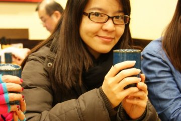 <p>ขอถ่ายรูปนำเสนอ อังมืออุ่นด้วยถ้วยชาญี่ปุ่น สีครามน้ำทะเลลึก</p>